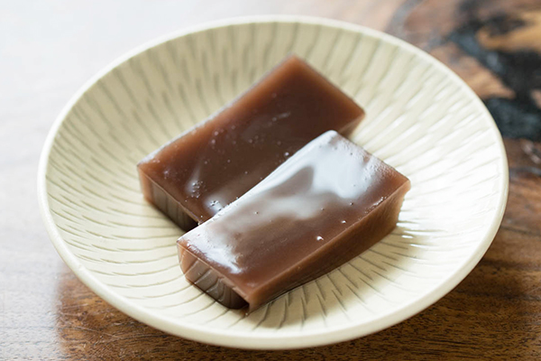 第25回　えがわの『水羊かん』と飛び鉋柄の器