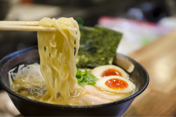 コラーゲンたっぷりの 濃厚鶏白湯スープを お店そのままの味で！ 「麺屋武一お試しセット」