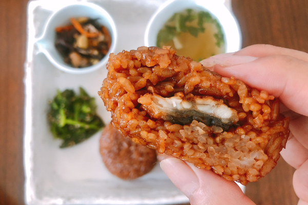 国産うなぎのかば焼きが タレの効いたおにぎりに！ 福岡発「焼セイロ（うなぎの焼おにぎり）」