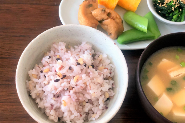 おいしいから毎日食べられる！ はくばくプレミアムブレンド 　国産「発芽もち麦＋16穀」 「もち麦」で健康力をアップ