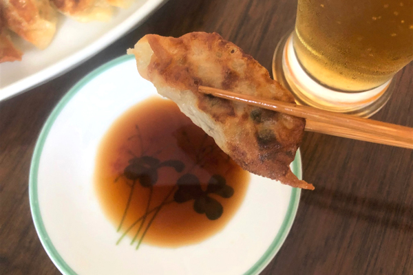 パリッと皮を焼き上げる 高知名物の屋台餃子を自宅で再現！ 「安兵衛　手作り生餃子セット」