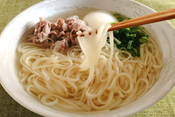 だしと一緒に煮るだけで手軽！ 岡山が誇る伝統の味 「手延べ極細うどん　 絹ひめと特製だし詰合せ４食」