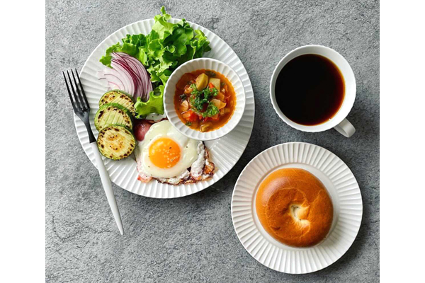 盛りつけるだけで、おうちごはんが“カフェ風メニュー”に。写真映えする「華蝶扇」シリーズの食器