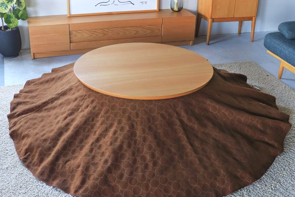 買えるのはここだけ！ リバーシブルで使える 2021年の新色を限定販売。「ミナ ペルホネン　こたつ上掛け」