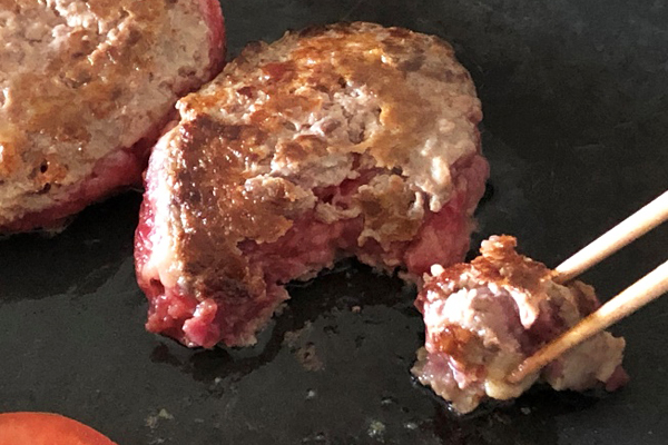 ひと口ずつ焼きながら食べる、あの大人気店のハンバーグが家庭でも味わえる!