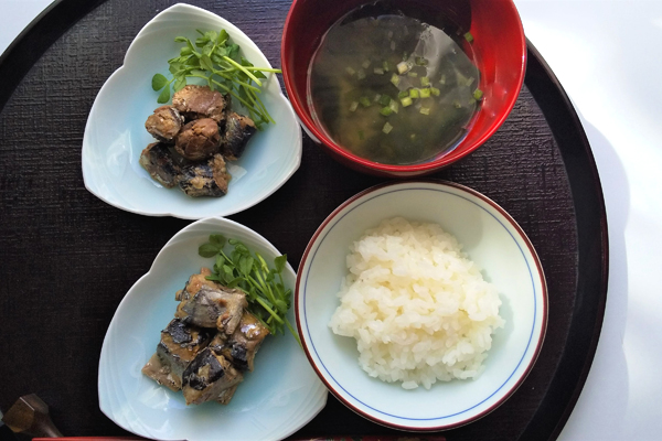 骨までおいしい兼由のお魚レトルトシリーズ。産地直送のさんま、いわしをおいしく食べて健康に！