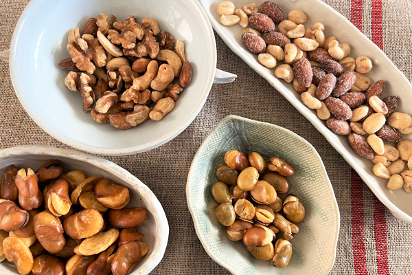 創業100年の豆菓子は 食べだすと止まらないおいしさ！ 「油で揚げないハイクオリティナッツ」「香ばし蜂蜜バターナッツ」 「大粒いかり豆」「国産いかり豆」