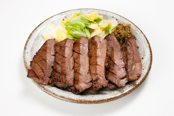 地元で親しまれた牛たんを仙台名物に育てた専門店。ボリューム、旨味たっぷりの自信作「職人仕込牛たん」