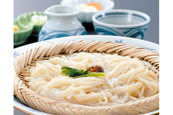 コシとツルツルの喉越しが自慢の稲庭うどん。 昔ながらの製法で作る「いなにわ手綯（てない）うどん」