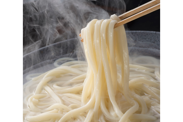 「手打ち式製法」の”もちつる”讃岐うどんで 人気の石丸製麺。新発想の「茶うどん」、 「全粒粉うどん」に注目！
