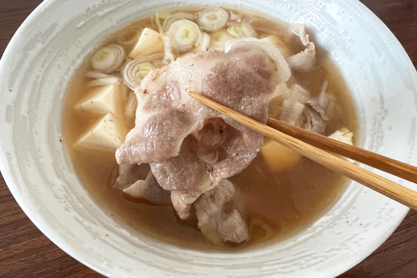氷温熟成のブランド豚 とろける食感の「眠り豚はるな」 タレいらずのおいしさ「愛しのはるな餃子」