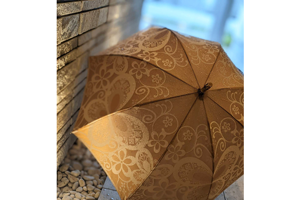 老舗の織物工場が手掛ける 顔色を美しくする傘「kirie（キリエ）」で 雨の日が待ち遠しくなる！