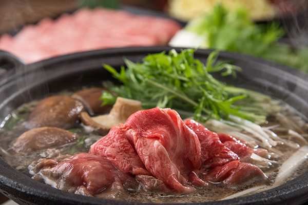 見事な霜降り、食べごたえある厚み。旨みたっぷり特製ダシで楽しむ「伊万里牛 牛しゃぶセット」
