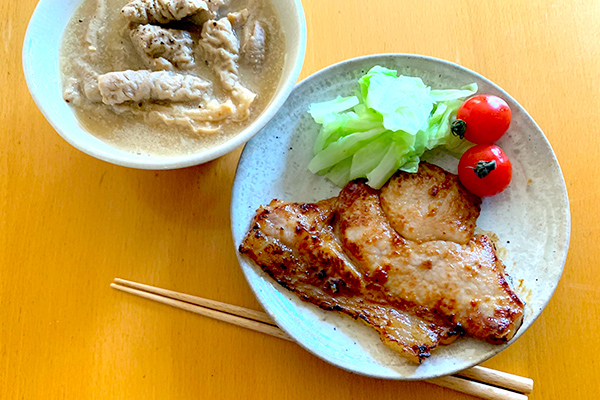 豚も人も幸せになる養豚を実践するポークランド。おいしくて手早くできる「桃豚塩もろみ味噌漬け」と「桃豚煮込みホルモン ホルモン戦隊」