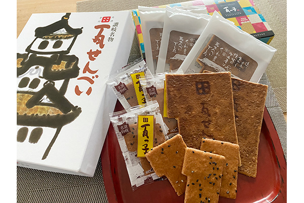 四国・高松のせんべいといえばコレ！ バリッ、ボリッとした堅さがクセになる 宗家くつわ堂の「瓦せんべい」「瓦っ子」