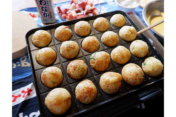 大阪ミナミで大人気のたこ焼。できたての味をたっぷり味わえる「わなか特製たこ焼セット」