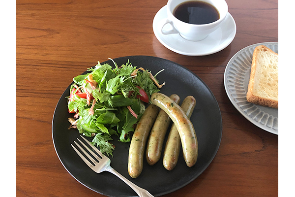 口当たりがなめらかで、脂の甘みがまろやか。 ハーブで育った「花悠(かしゅう)」の豚肉を使った、パクチーウインナーとポークジャーキー。