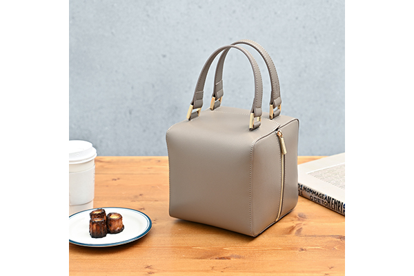 かわいい形でたくさん入る「サイコロ シリーズ」超軽量でカラーも豊富「BELL series TOTE BAG」