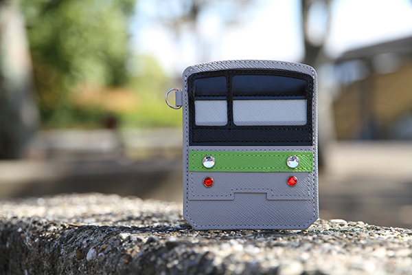 老舗の技術×自由な発想から生まれる個性豊かな革小物「電車パスケース」「レザースマホポーチ」