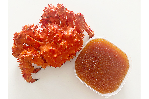 根室かに問屋イチオシの 「ボイル冷凍・花咲がに オス800g」 「いくら醤油漬け 500g 化粧箱入り」