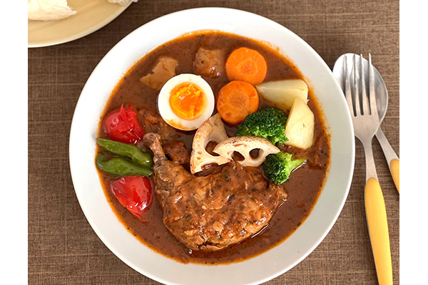 北海道の食材がごろごろ スパイシーで食べ応え抜群 「チキンレッグスープカレー」