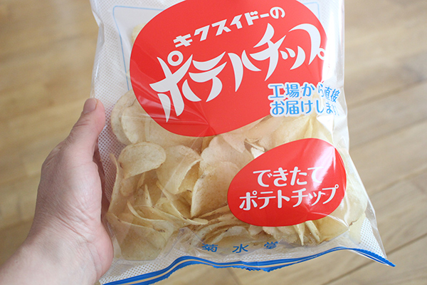 工場直送、できたてのおいしさでじゃがいもを味わう「できたてポテトチップ」