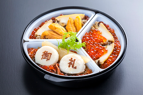 炊き立てご飯にのせて食べたい！三陸の海の幸、アワビやイクラ、ウニなどを贅沢に使った「三彩海宝漬」