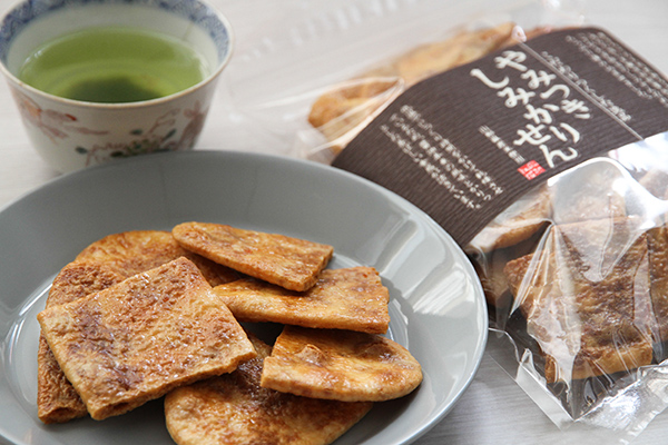 噛むほどに醤油たれのうまみが広がる「やみつきしみかりせん」香ばしさがクセになる「ピーナツあげ」