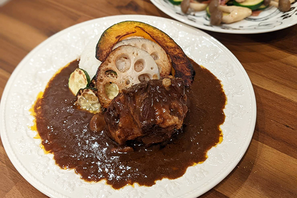 牛テール肉が丸ごと入った長崎・佐世保発の贅沢カレー「牛テールカレー