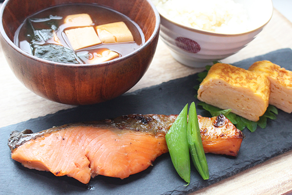 食事作りの時間と負担を軽減。手間なし本格焼き魚「西京漬 極」