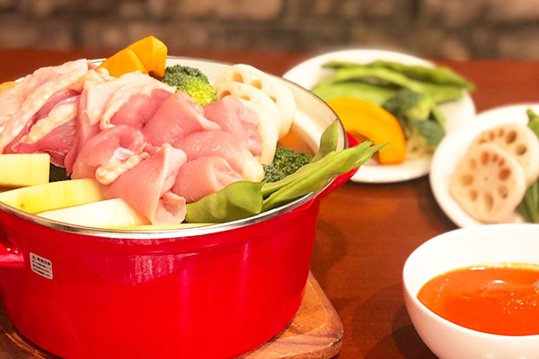 地鶏鍋×イタリアン！鮮度と手捌きにこだわる老舗鶏肉店とイタリア料理店のコラボで生まれた「地鶏のアラビアータ鍋」