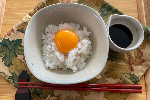 卵かけご飯をおいしくいただけることだけを考えて作られた、カワグチ企画の「【信楽焼】卵かけご飯専用茶碗（大）」