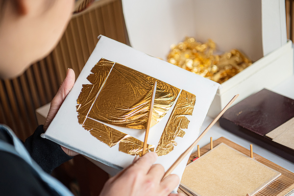 伝統の技で織りなす金箔の上品な輝きが日々の暮らしを華やかに彩る「箔
