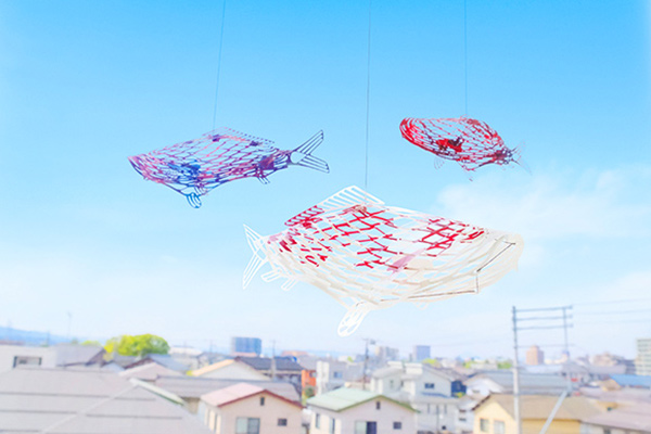 空間をゆらゆら泳ぐ姿に癒やされる！考え抜かれた仕掛けがユニークなペーパーモビール「紙にしきごい」