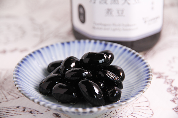 ふっくら、もっちり大粒の丹波黒をつややかに仕上げた「丹波黒大豆煮豆」素材をいかした上品な甘さが◎