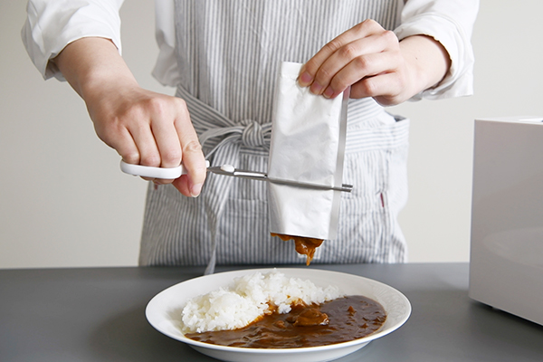 こんなのが欲しかった!レトルトパウチ開封時のモヤモヤを解決する「れとらくはさみ」
