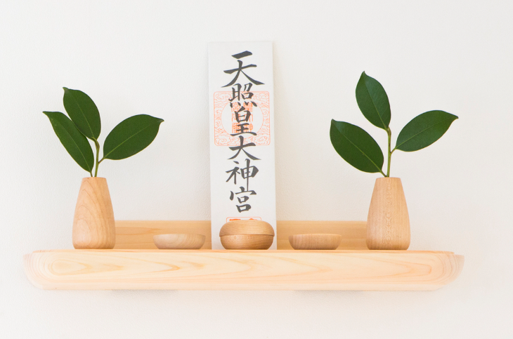 上品でシンプル。空間に溶け込む神棚「かみさまのたな S」「かみさまの線 SANSHA NF」