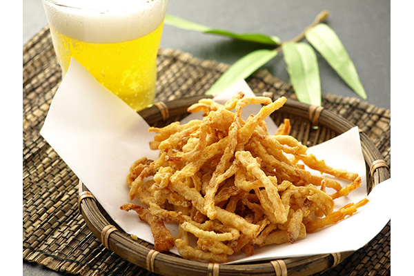 ビールに合うおつまみ「ピリ辛さきいか天」。 サクサクの食感で、リピーターになる人続出！