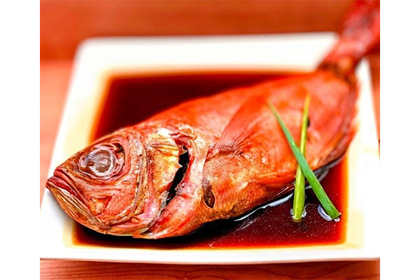本格的な伊豆の味をご家庭で堪能できる伊豆中「金目鯛姿煮」