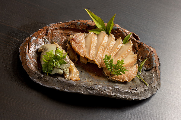 昔ながらの製法にこだわり、生揚げ醤油の風味と柔らかく煮上げたあわびが絶品の「あわび煮貝」