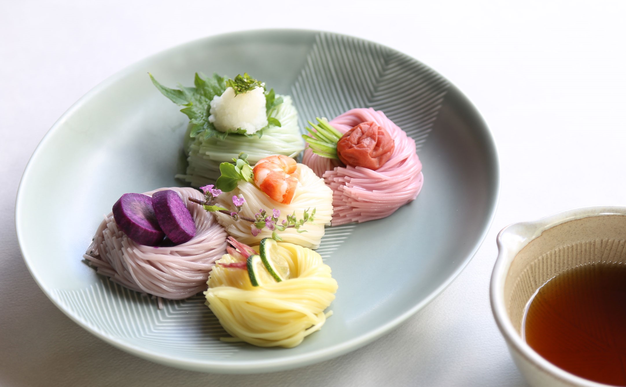 食卓をカラフルに！業界の常識を変えた老舗が贈る5色の三輪そうめん「色撫子」