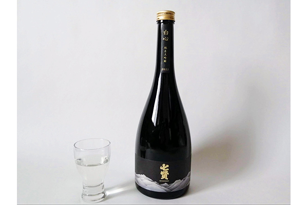 300年近く続く酒蔵のフラッグシップ「白心」。1年間氷温熟成させたまろやかでとろっとした日本酒。