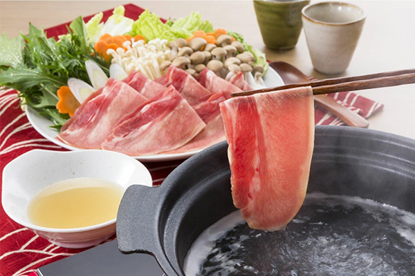 牛タンのすべてを味わえる「牛タンしゃぶしゃぶ」と、秘伝のタレを使った50年以上愛される「味付け牛ホルモン」