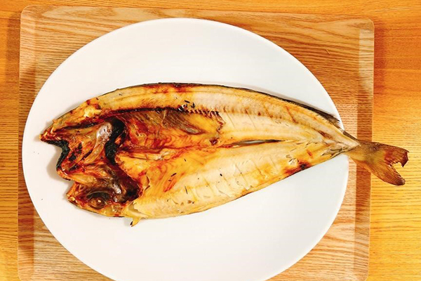 新潟・寺泊に根付いて約110年。おいしい魚を届け続ける老舗鮮魚店の大きな開きホッケ。