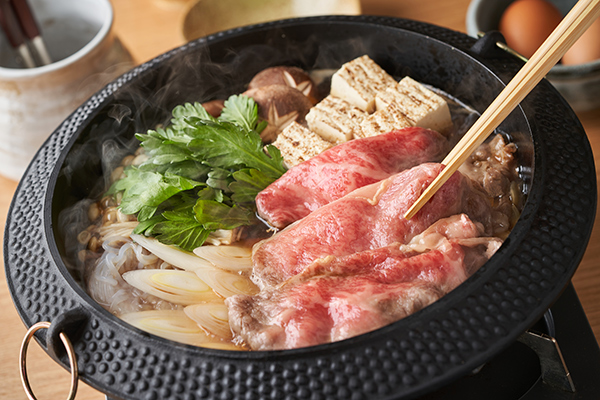牛肉の味を楽しめる淡路島生まれの神戸ビーフをメインに。すき焼き、しゃぶしゃぶにぴったり