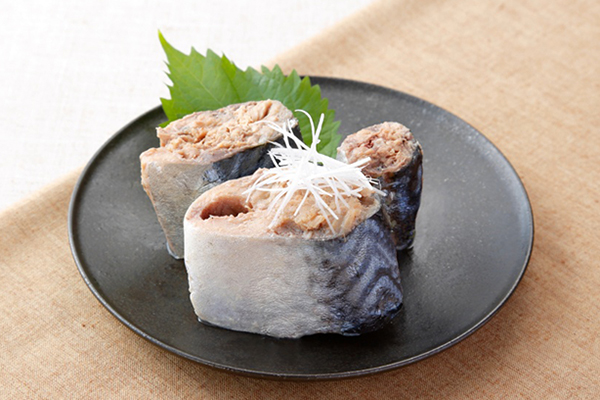 一番おいしい時期に獲れたサバを缶詰に。アレンジレシピ満載の「産地がわかる 寒さば水煮・寒さば味噌煮」