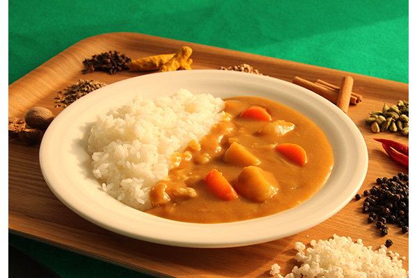 素材のうまみを感じるやさしい一皿。無添加にこだわった「糀カレー中辛」「糀カレー甘口」