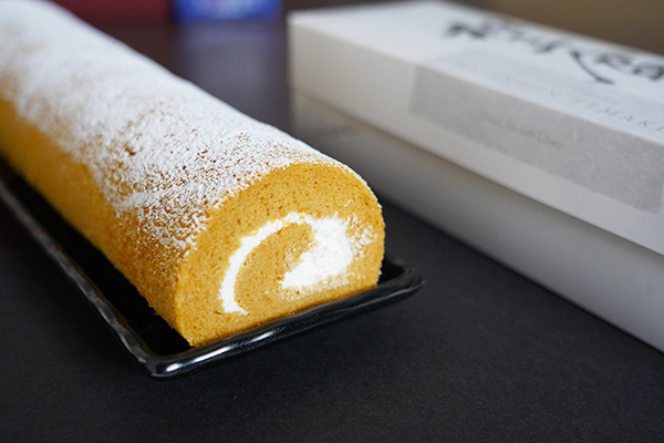 しっとりふんわり生地、上品な甘さのクリームにも和三盆を使った、ロールケーキ「和三盆手巻」は、その長さにもびっくり！