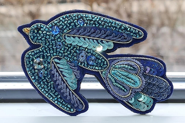 パリのメゾンに愛されるオートクチュールビーズ刺繍。幾重にも重なる光