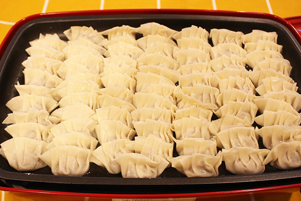 絶品焼きたて、お店の味を手軽に楽しく！「ちびすけ餃子　餃子セット」